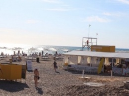В Крыму торжественно открыли общественный пляж с туалетом, душем и видеонаблюдением (ФОТО)