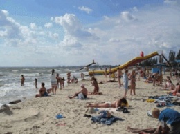 На пляже в Бердянске у женщины из Покровска (Красноармейска) украли рюкзак