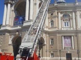 ОПЕРНЫЙ В ОГНЕ? К зданию Одесского Оперного театра съехалось 20 единиц пожарной техники. (ФОТО,ВИДЕО)