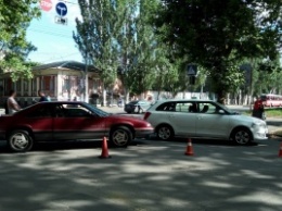 В центре Николаева две женщины за рулем не поделили дорогу