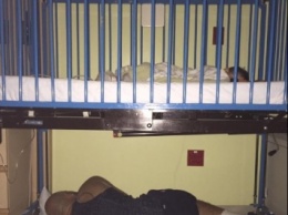 Этот папа уснул под кроваткой своего малыша в больнице. Причина растопит любое сердце