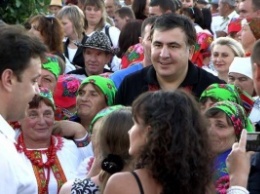 Саакашвили танцевал и раздавал велосипеды в Кодыме (фото, видео)