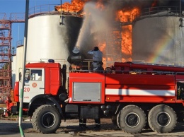 ГСЧС: на нефтебазе под Киевом продолжают гореть три резервуара с топливом