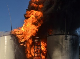 Очередной взрыв прогремел на горящей нефтебазе под Киевом