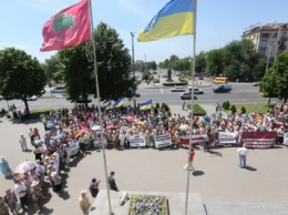 Более тысячи человек под стенами Запорожского горсовета требуют поддержать законопроект о спецстатусе региона