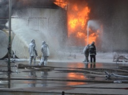 ГСЧС: под Киевом до сих пор горят шесть резервуаров с топливом
