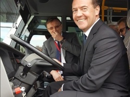 Дмитрий Медведев протестировал электробус «КамАЗа» и Drive Electro