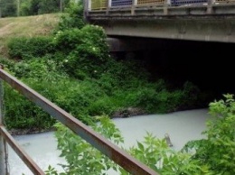 Экологи бьют тревогу - На Харьковщине побелела река