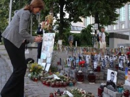 Постпред США в ООН Пауэр на Майдане почтила память погибших во время Революции достоинства