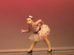 Маленькая танцовщица покорила Интернет дерзким танцем (ВИДЕО)
