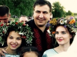 Саакашвили на Кодымщине водил хороводы у костра, дарил велосипеды и наблюдал за ремонтом дорог