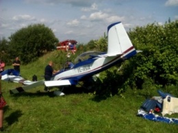 Во Львовской области в селе приземлился самолет с иностранцами