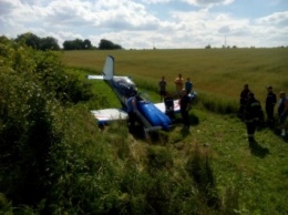 Во Львовской области самолет совершил вынужденную жесткую посадку (фото)