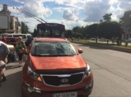 В Запорожье припаркованный внедорожник заблокировал движение троллейбусов, - ФОТО