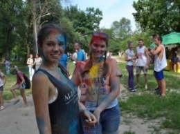 "Color of weekend": Сотни криворожан собрались в городском парке на Фестиваль красок (ФОТО)