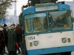 Поездка на херсонском троллейбусе обернулась пенсионерке переломом бедра