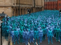 Три тысячи обнаженных "синих" британцев вышли на улицы города Халла