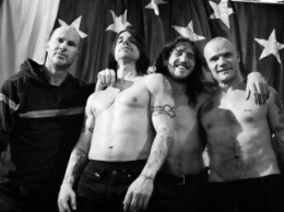 В Беларуси музыкантов RHCP таможенники заставили подписать сувениры группы Metallica