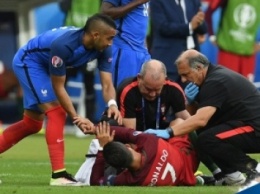 Роналду травмировался в финале и плакал на носилках (ФОТО)
