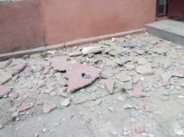 На одесской Пересыпи около школы отвалилась часть стены здания (ФОТО)