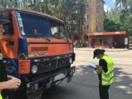 В Кривом Роге водитель бетономешалки нарушил ПДД возле отделения полиции (ФОТО)