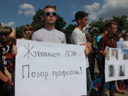 В Луганске выбросили в урну фотографии украинских журналистов, врущих о жизни в ЛНР
