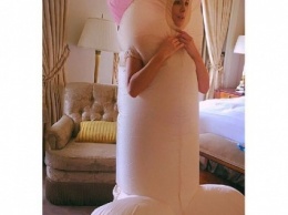 Кейт Бекинсейл примерила костюм гигантского пениса
