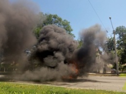 На Люстдорфской дороге загорелся автомобиль: движение транспорта заблокировано