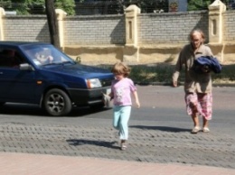 Самая старая мама в Украине черниговка Валентина Подвербная чуть было не попала с дочерью под машину, переходя улицу в неустановленном месте