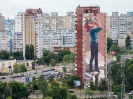 В Киеве появился огромный мурал с девушкой