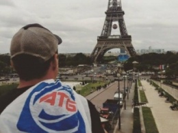 Украинец с целлофановым пакетом в Париже - новый мем Facebook (ФОТО)