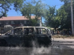 Случайные прохожие сняли момент, как в Одессе загорелась машина (ВИДЕО)