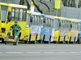 В Киеве водители маршруток с голым торсом распивали алкоголь