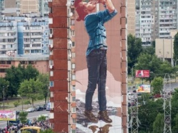 В Киеве появилась 17-метровая девушка с цветами