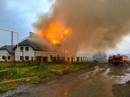В Омске молния уничтожила крышу дома