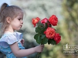 Криворожане принесли цветы к мемориальным доскам десантников погибших в ИЛ-76