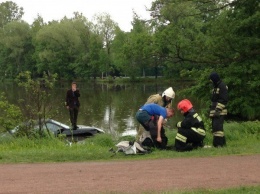 В Санкт-Петербурге Porsche утонул в озере