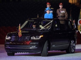 Подарок Ее Величеству: автопарк Елизаветы II пополнился гибридным Range Rover