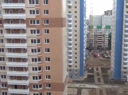 В Петербурге рабочий упал с 15 этажа и сломал ногу