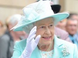 Королева Великобритании наградила орденами более тысячи человек