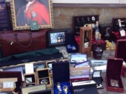 У чиновника харьковской мэрии нашли драгоценности, старинное оружие и иконы