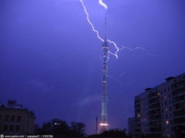 В сети горячо обсуждают видео попадания молнии в Останкинскую башню