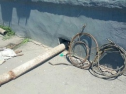 На глазах у полиции "черный металлист" вырезал трубы в центре Кривбасса (ФОТО)