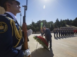 Президент в Баку почтил память патриотов азербайджанского народа