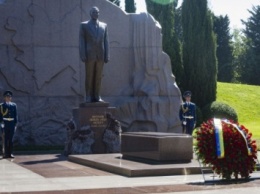 П.Порошенко в Азербайджане почтил память Г.Алиева