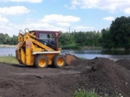 На одном из прудов Макеевки строят подъездную площадку