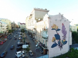 В центре Киева появился новый мурал "Два крестьянина" аргентинского художника