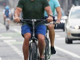 Отцы и дети: Арнольд Шварценеггер катается на велосипеде со своим внебрачным сыном
