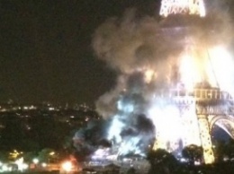 В Париже горит Эйфелева башня