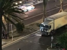 Теракт в Ницце: грузовик проехал 2 км сквозь толпу на набережной